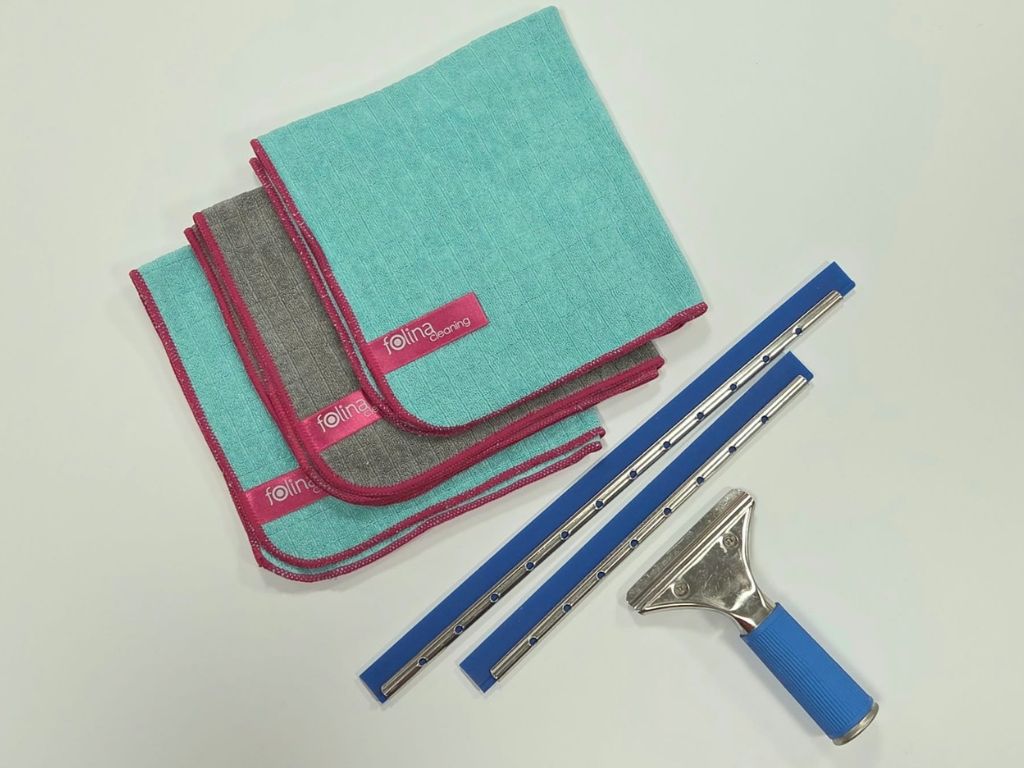 Set 3 lavete microfibră şi racletă pentru curăţarea geamurilor Set 3 lavete microfibră şi racletă pentru curăţarea geamurilor