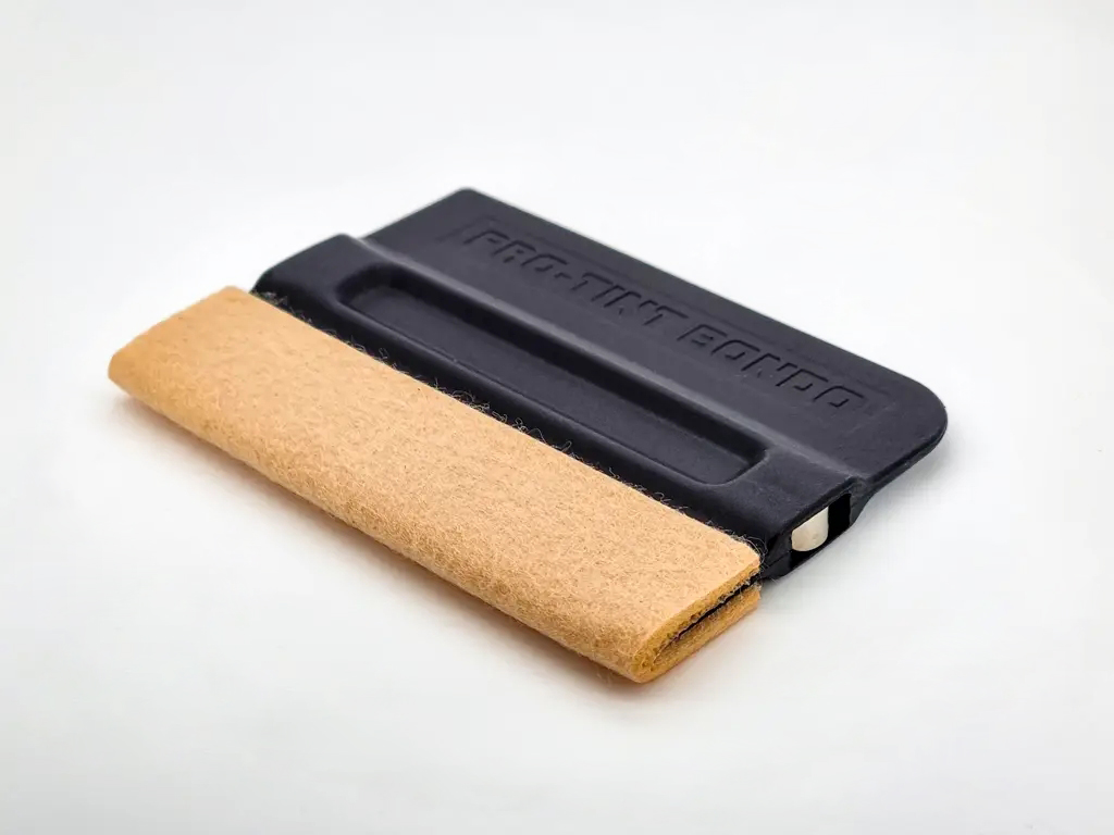 Racletă magnetică cu pâslă pentru colantare auto Racletă magnetică cu pâslă pentru colantare auto