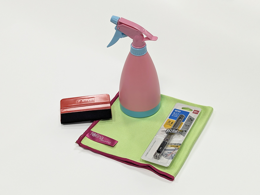 Set accesorii necesare pentru aplicarea foliei de geam- racletă, pulverizator, cutter şi lavetă Set accesorii necesare pentru aplicarea foliei de geam- racletă, pulverizator, cutter şi lavetă